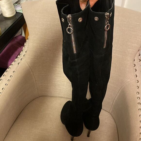 POPUSHIER
Black Suede Knee High Heel Boots - Picture 6 of 15
